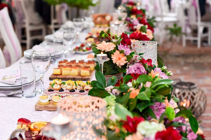 stół na przyjęciu weselnym